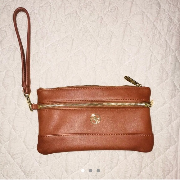 adrienne vittadini 100% leather wristlet - Picture 1 of 3